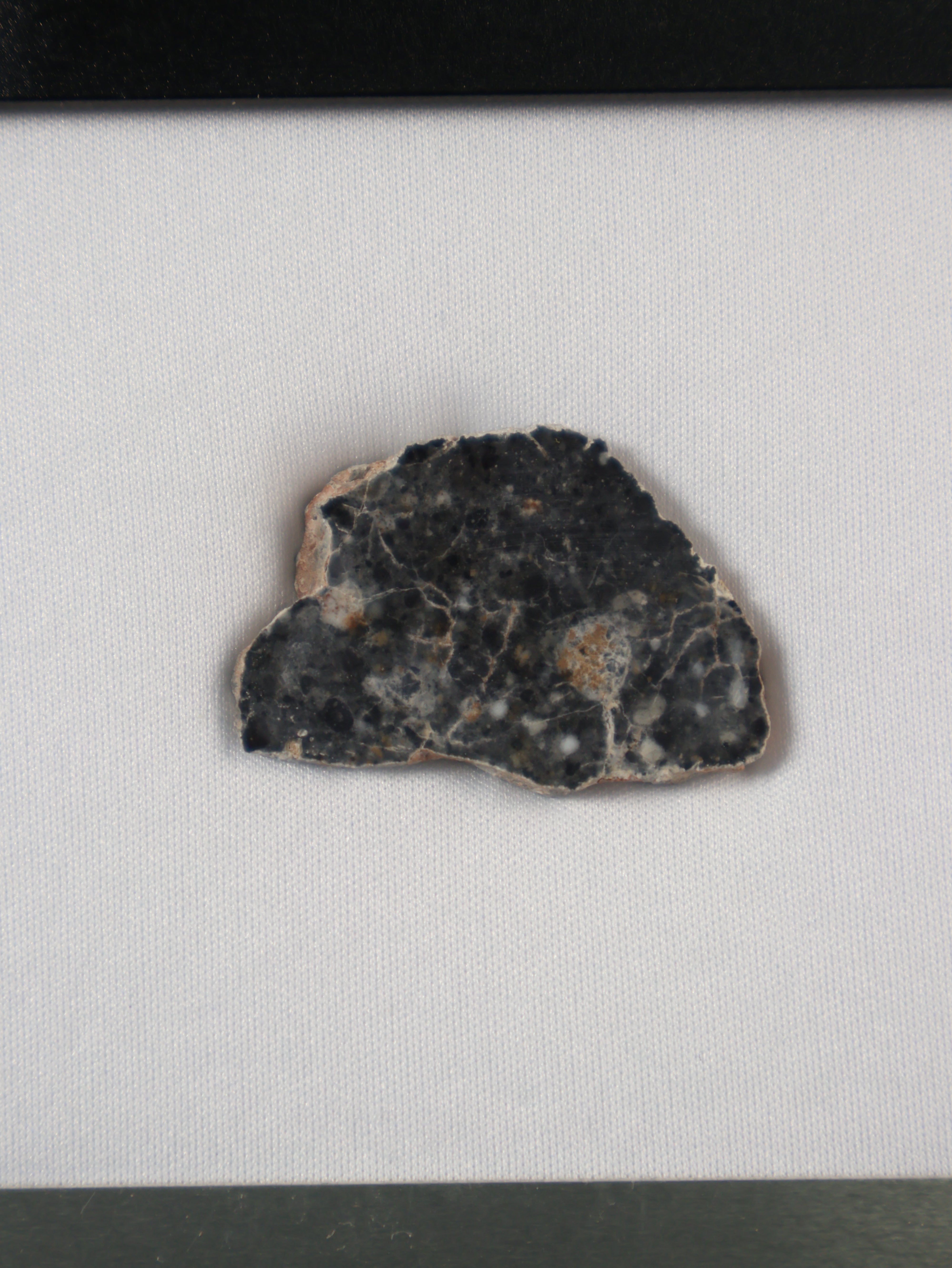 Lunar meteorite, Bechar 003, Algeria. 7,57 grams end-cut.