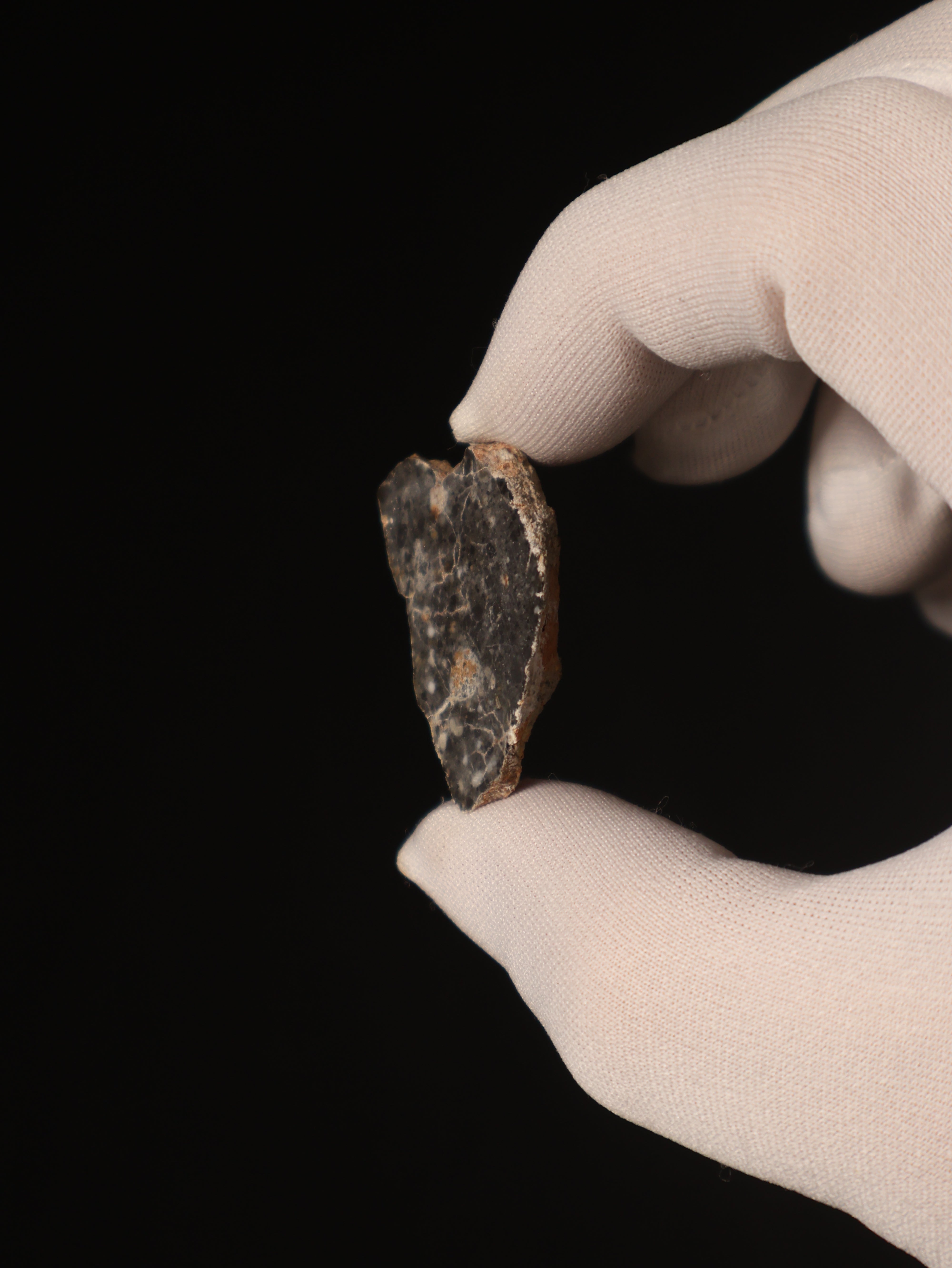 Lunar meteorite, Bechar 003, Algeria. 7,57 grams end-cut.