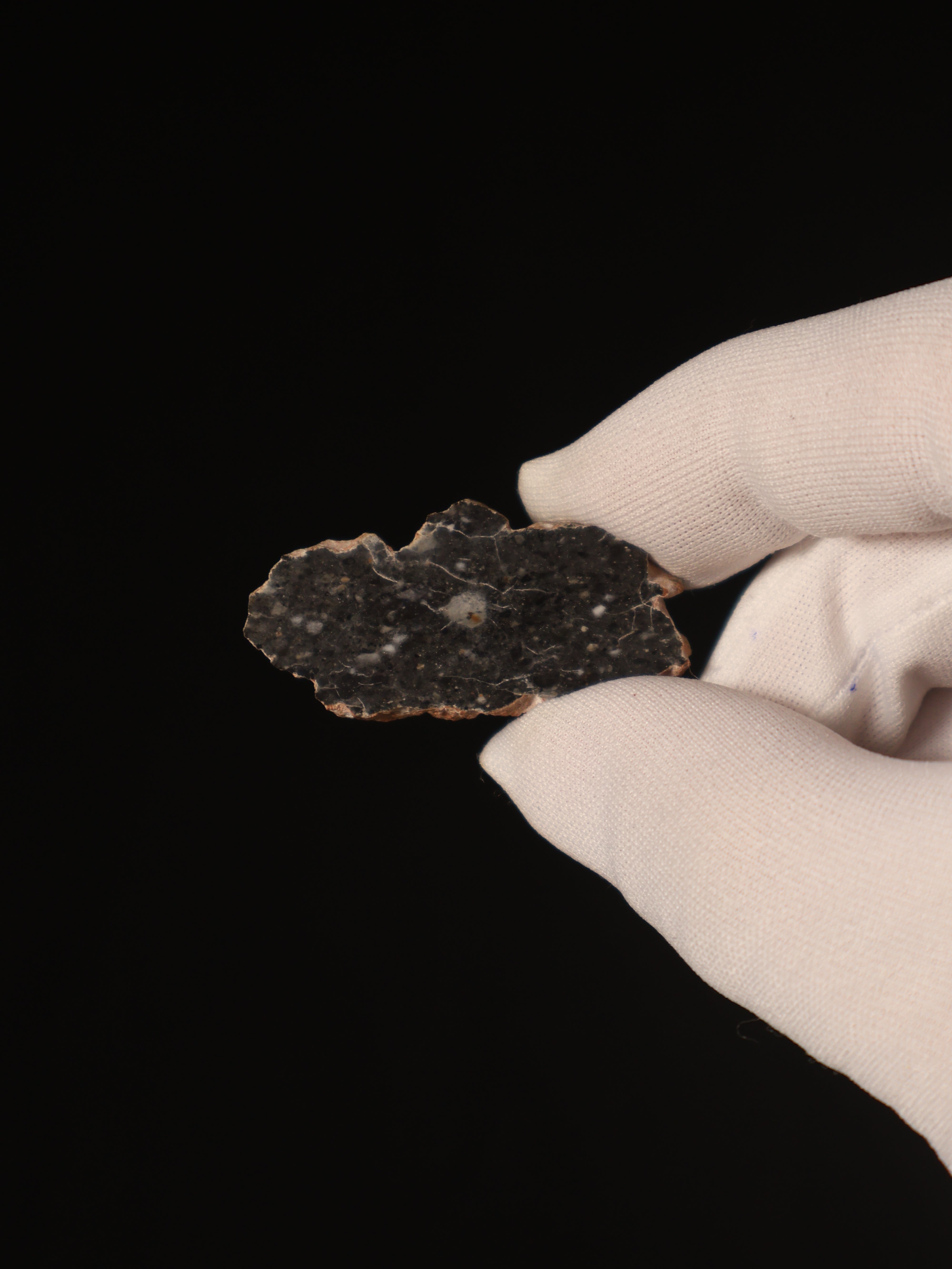 Lunar meteorite, Bechar 003, Algeria. 8,17 grams end-cut.