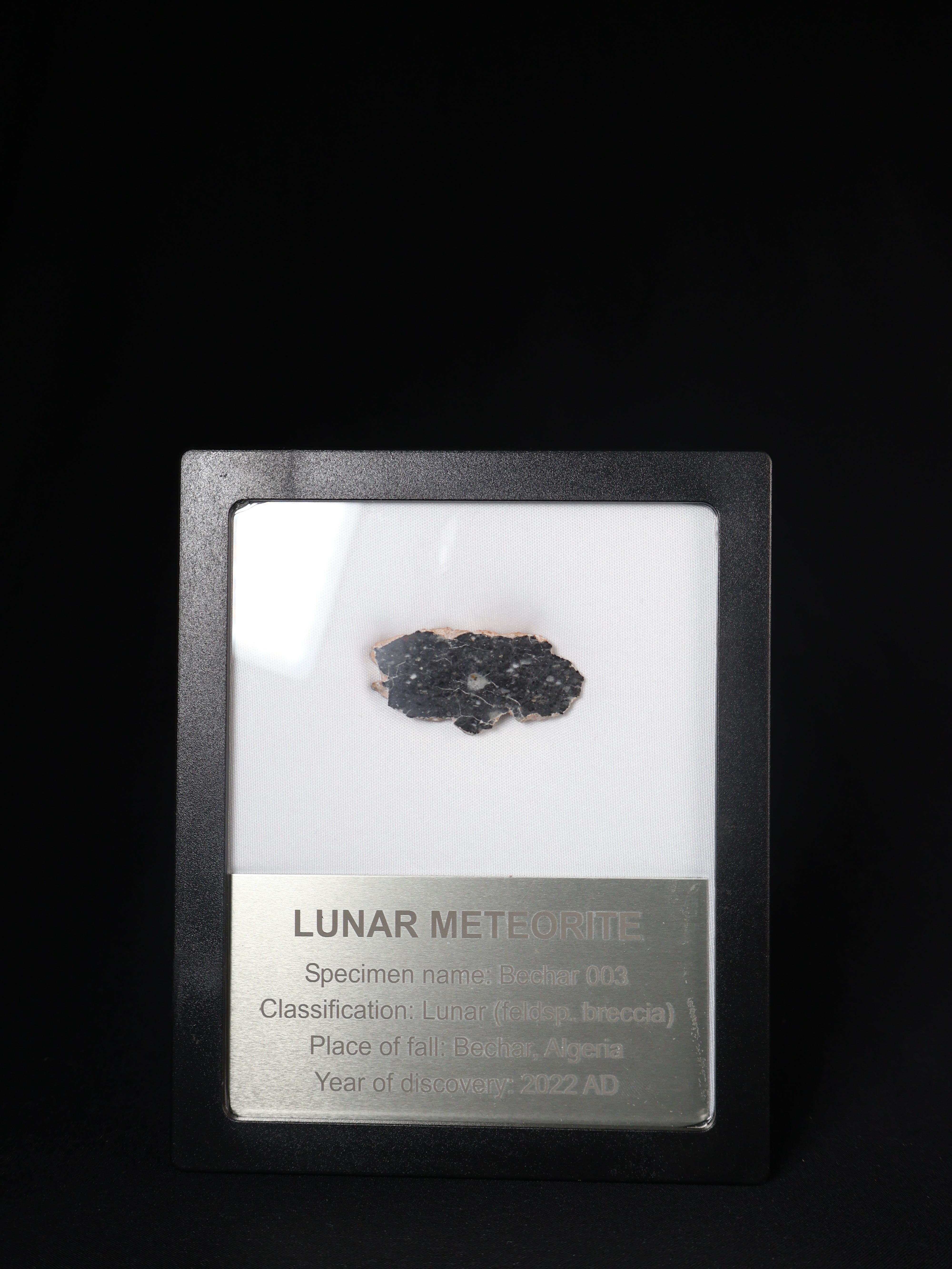 Lunar meteorite, Bechar 003, Algeria. 8,17 grams end-cut.