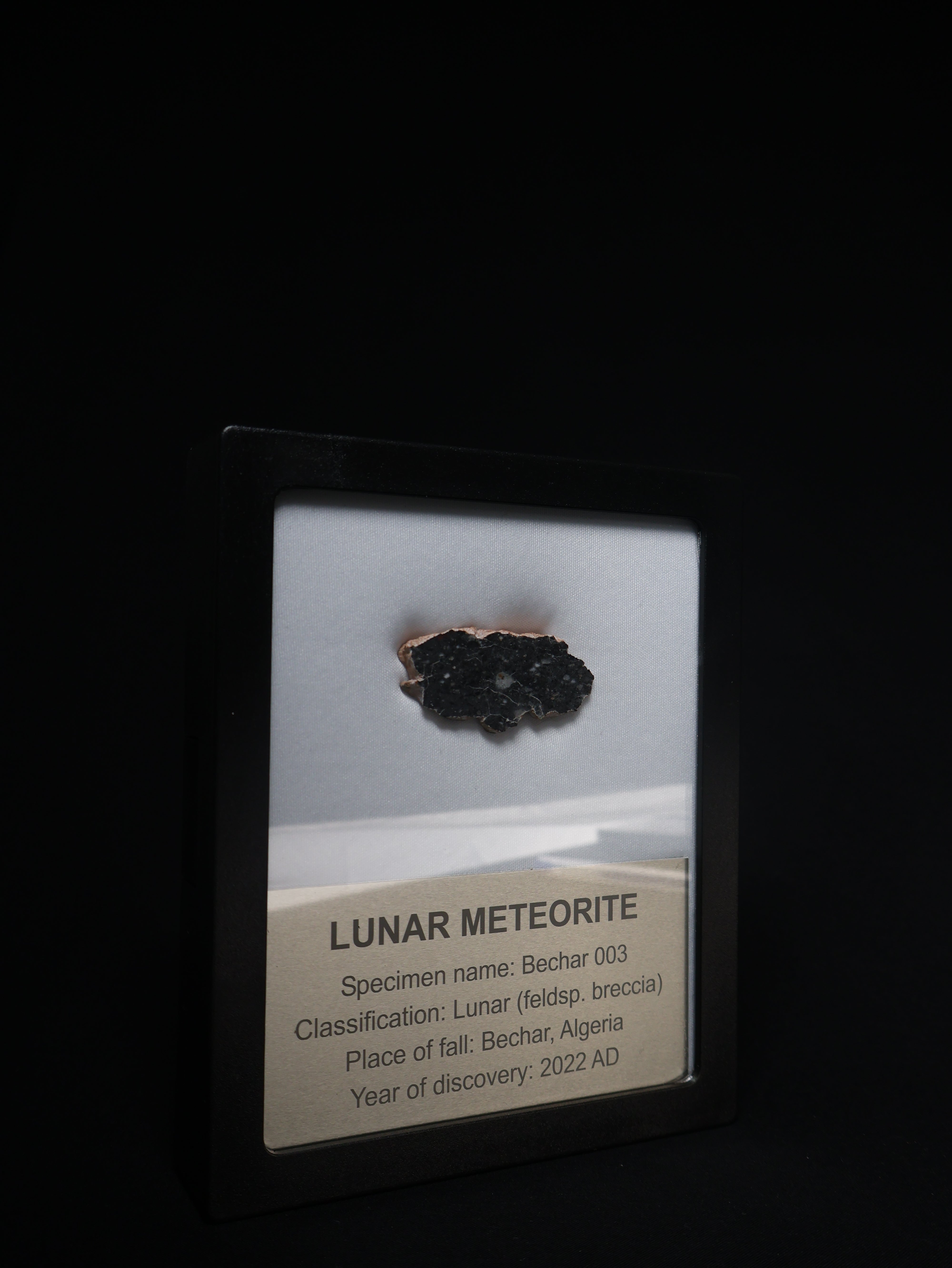 Lunar meteorite, Bechar 003, Algeria. 8,17 grams end-cut.