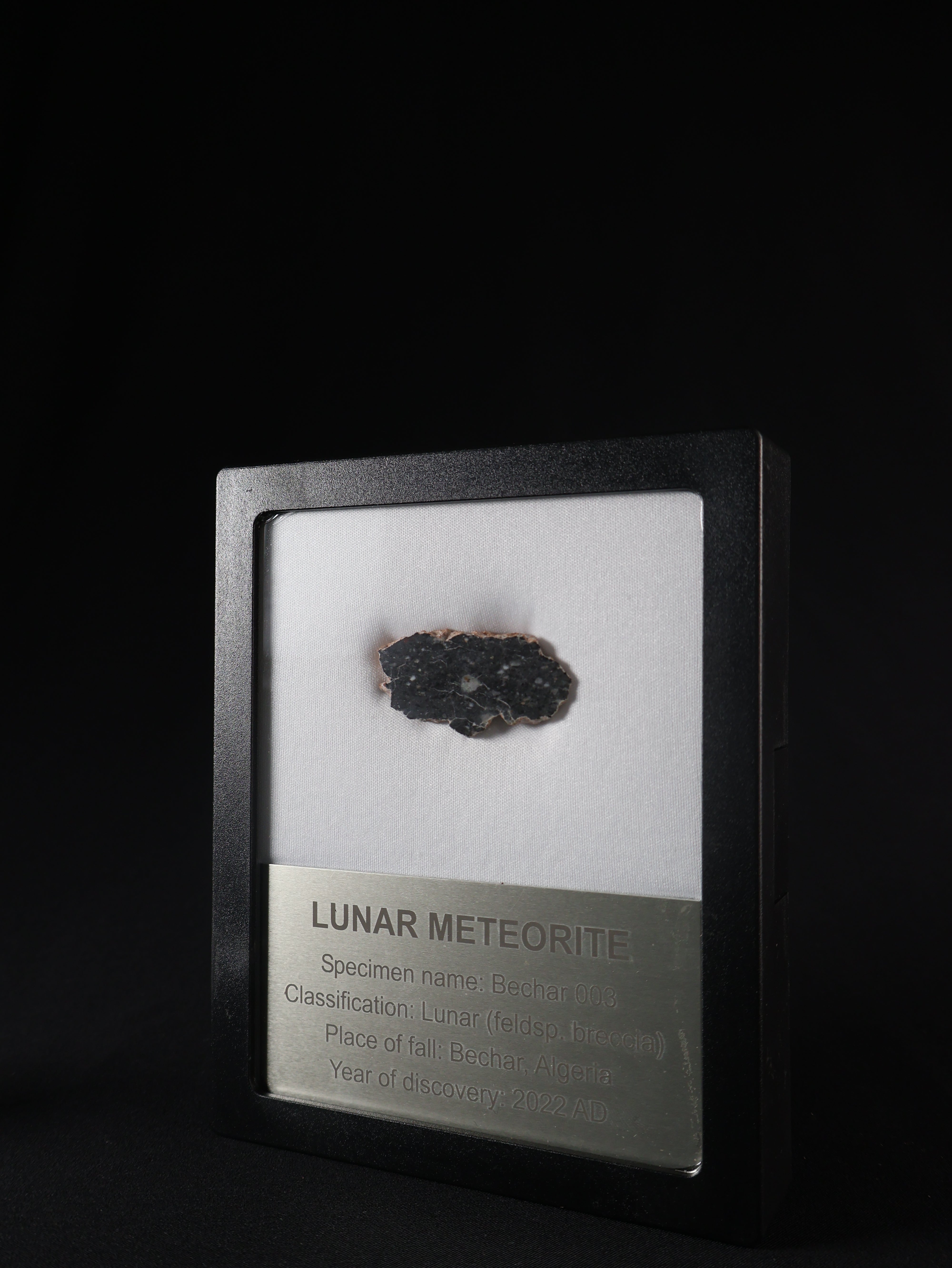 Lunar meteorite, Bechar 003, Algeria. 8,17 grams end-cut.