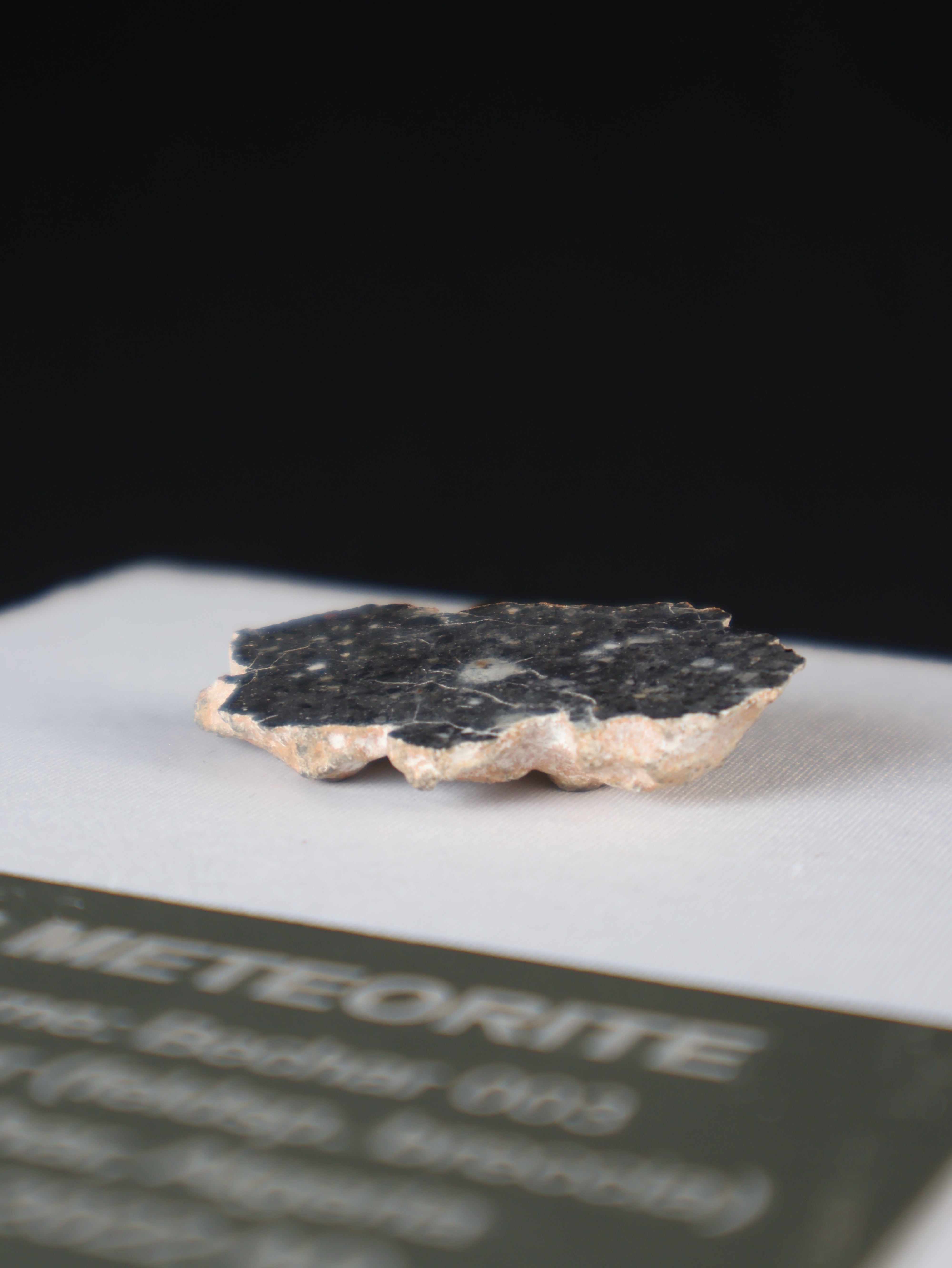 Lunar meteorite, Bechar 003, Algeria. 8,17 grams end-cut.