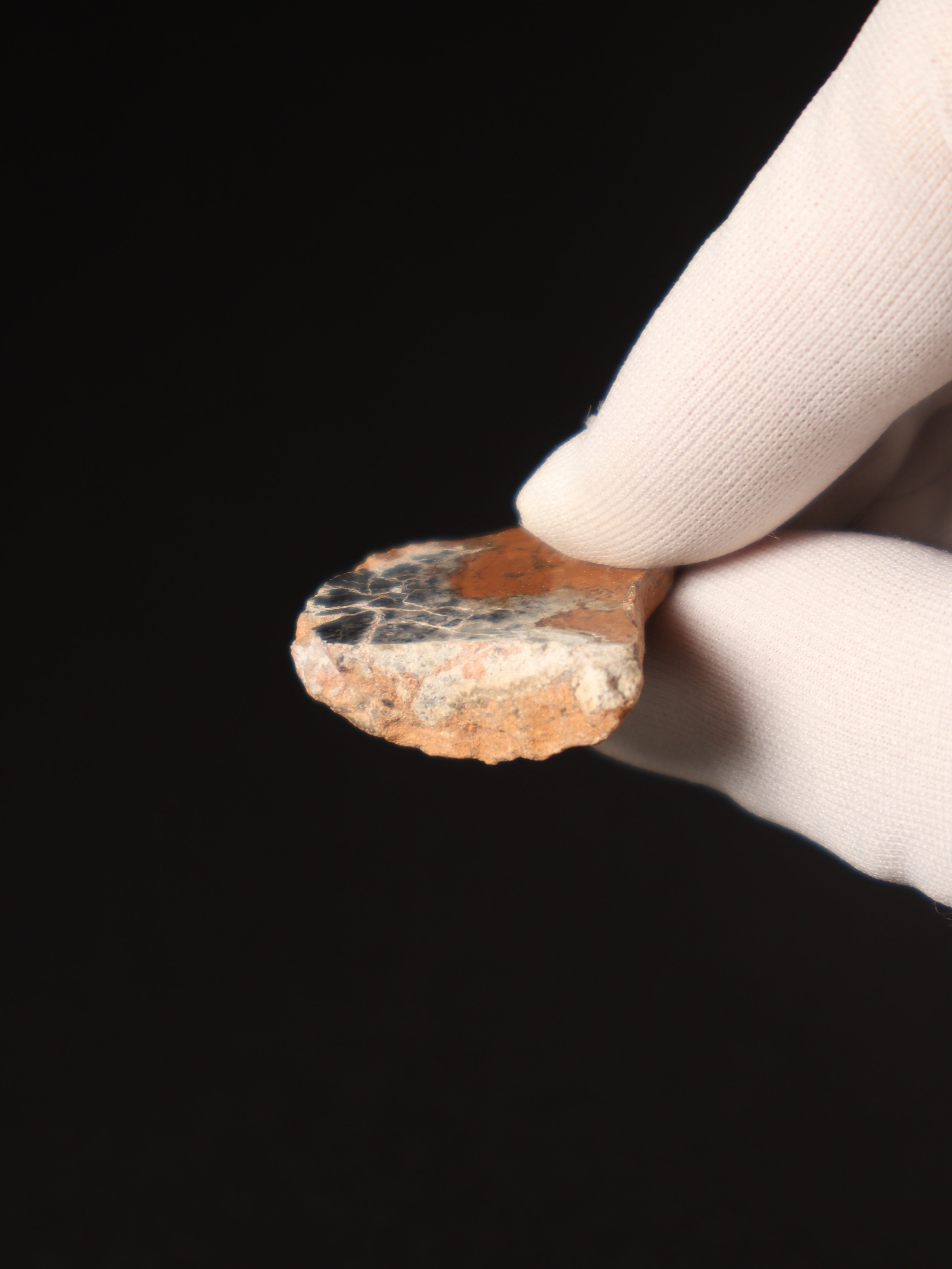 Lunar meteorite, Bechar 003, Algeria. 9,08 grams end-cut.