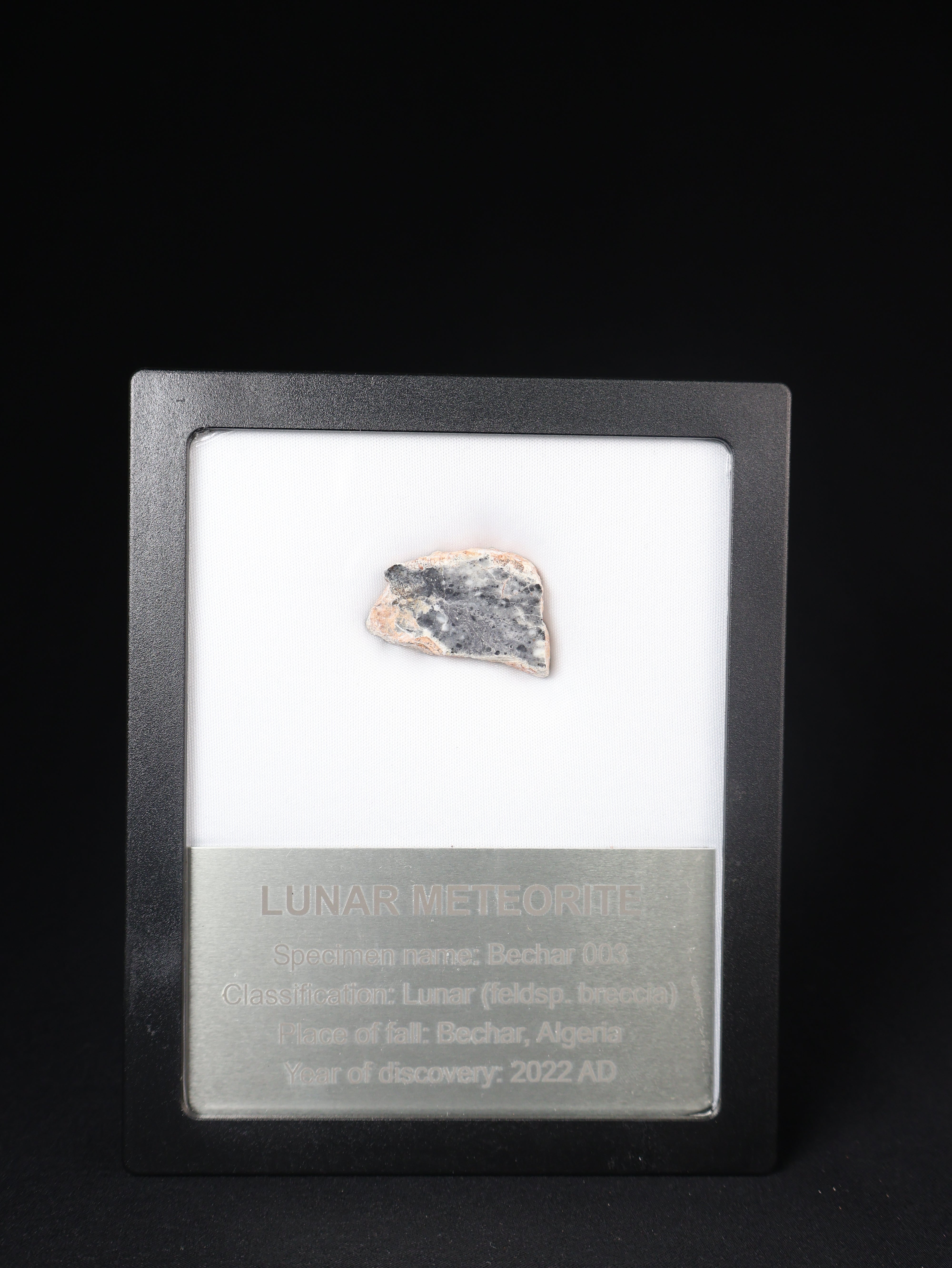 Lunar meteorite, Bechar 003, Algeria. 8,7 grams end-cut.