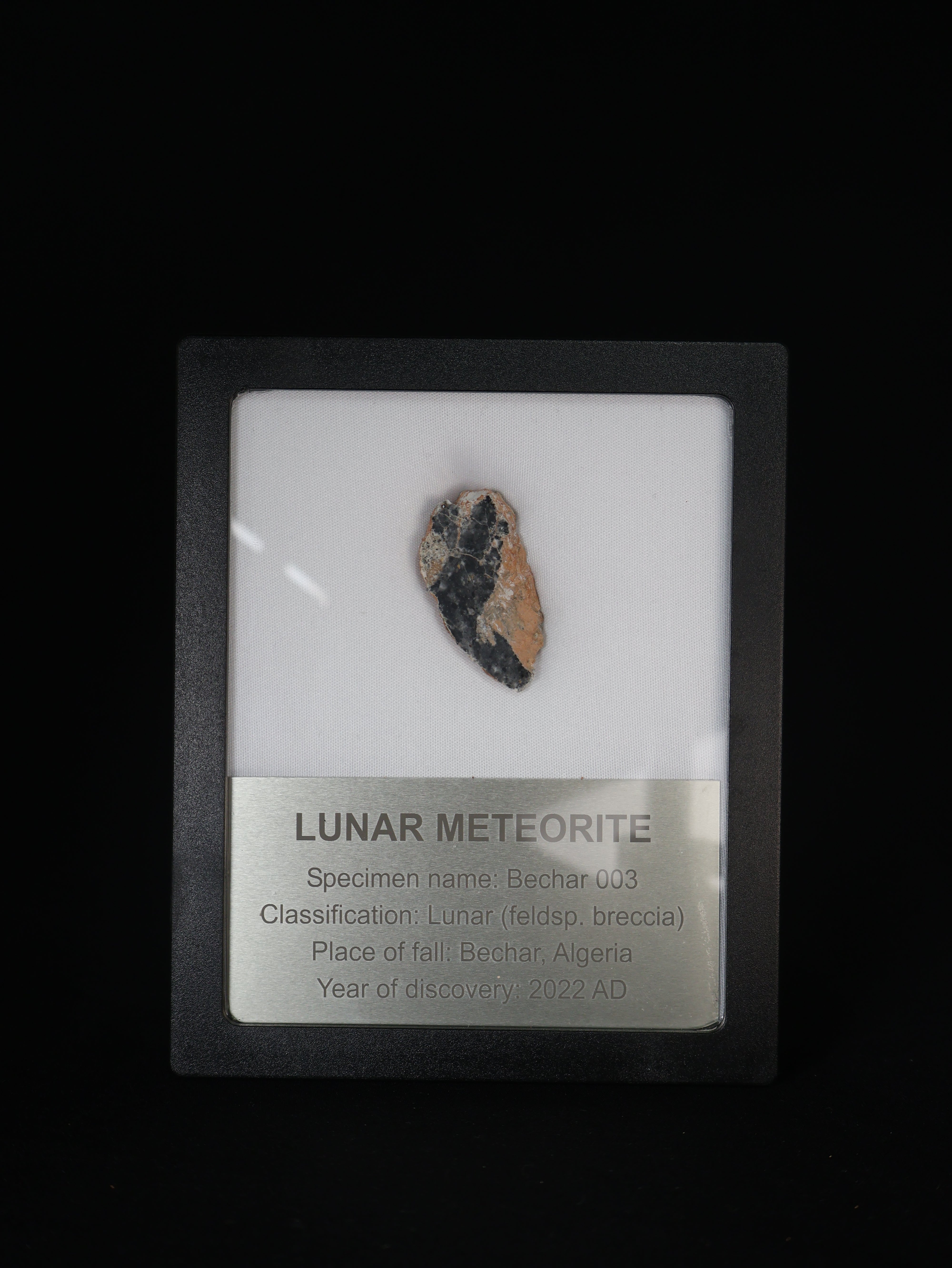 Lunar meteorite, Bechar 003, Algeria. 9,18 grams end-cut.
