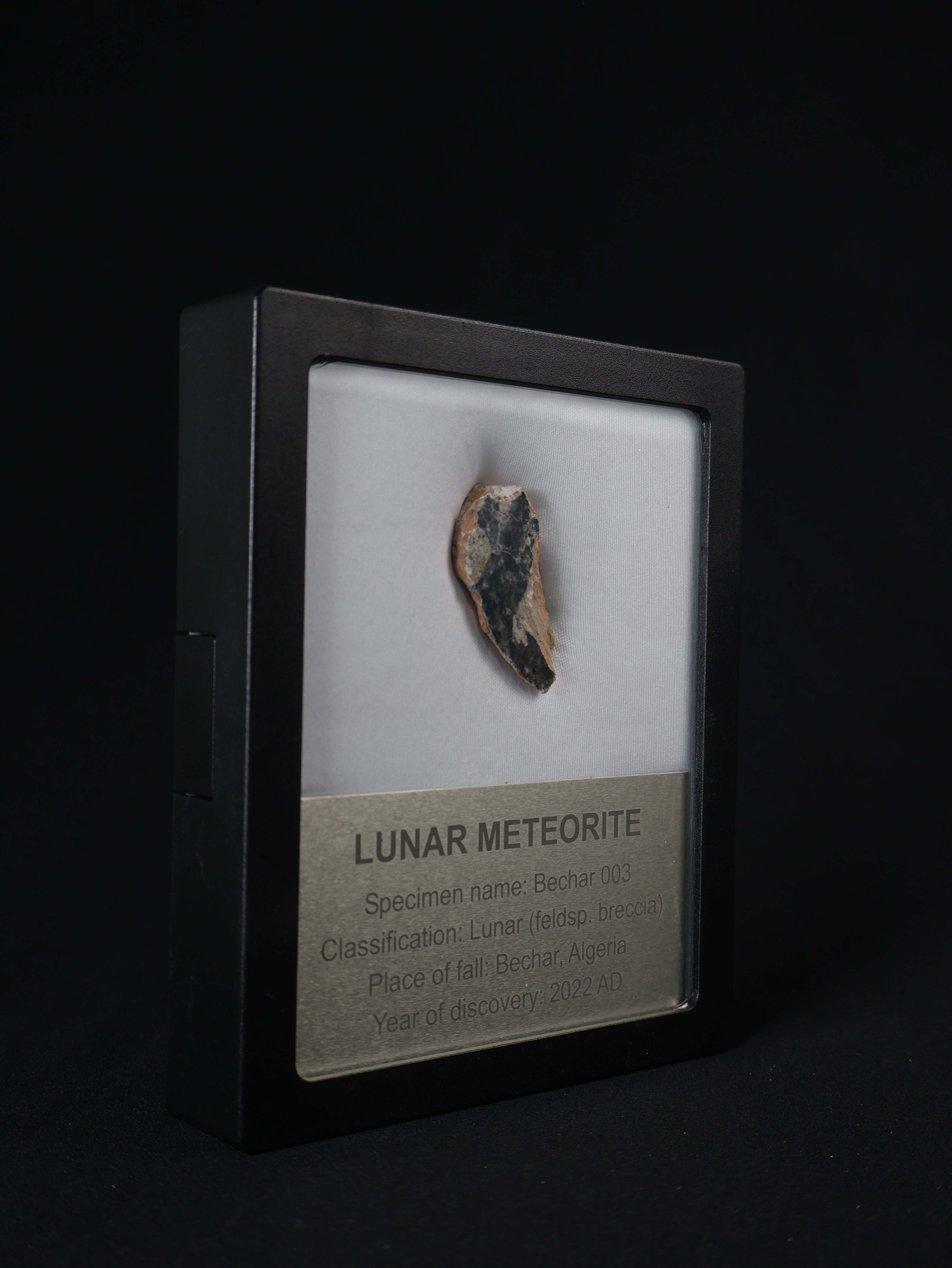 Lunar meteorite, Bechar 003, Algeria. 9,18 grams end-cut.