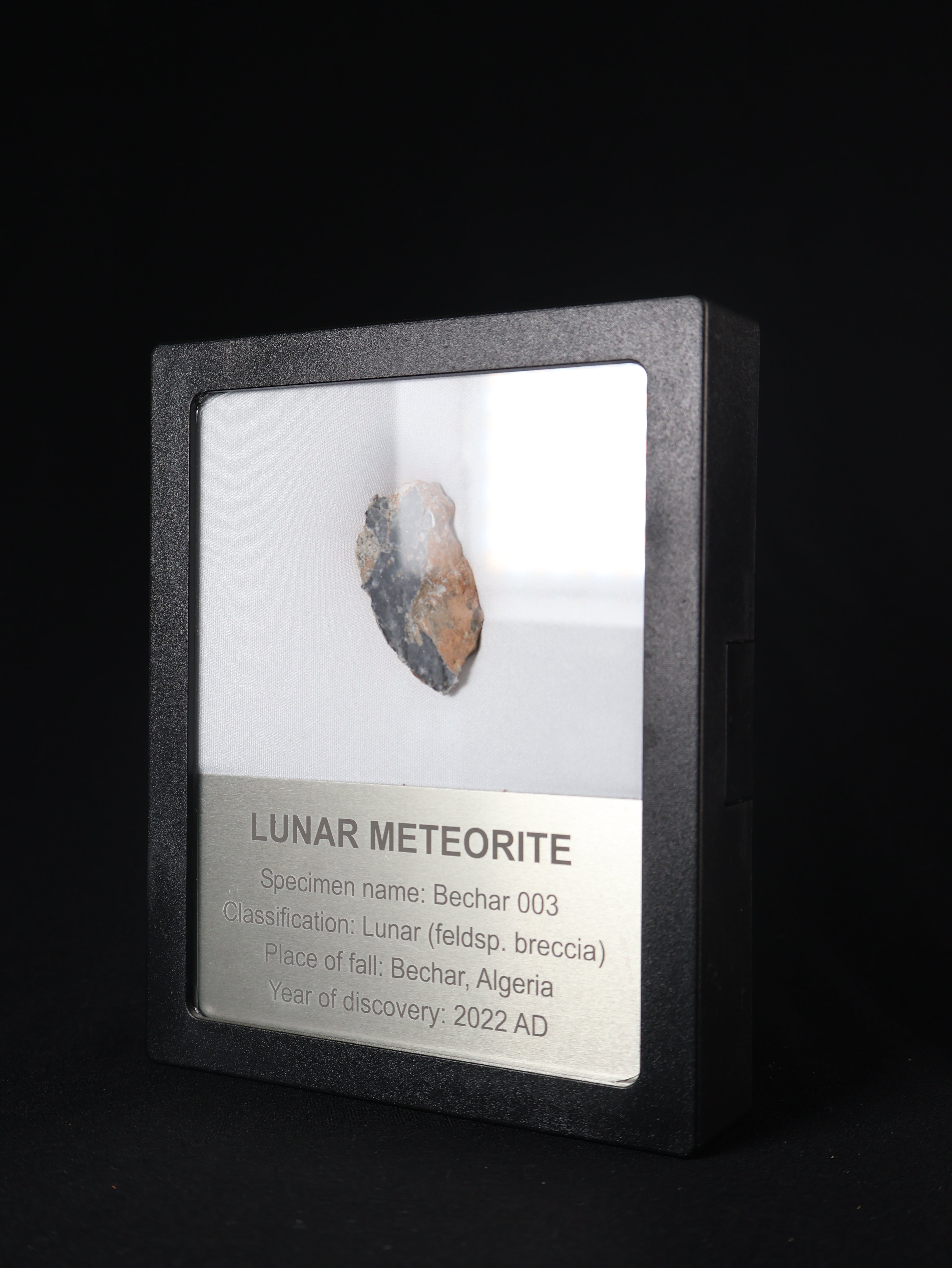 Lunar meteorite, Bechar 003, Algeria. 9,18 grams end-cut.
