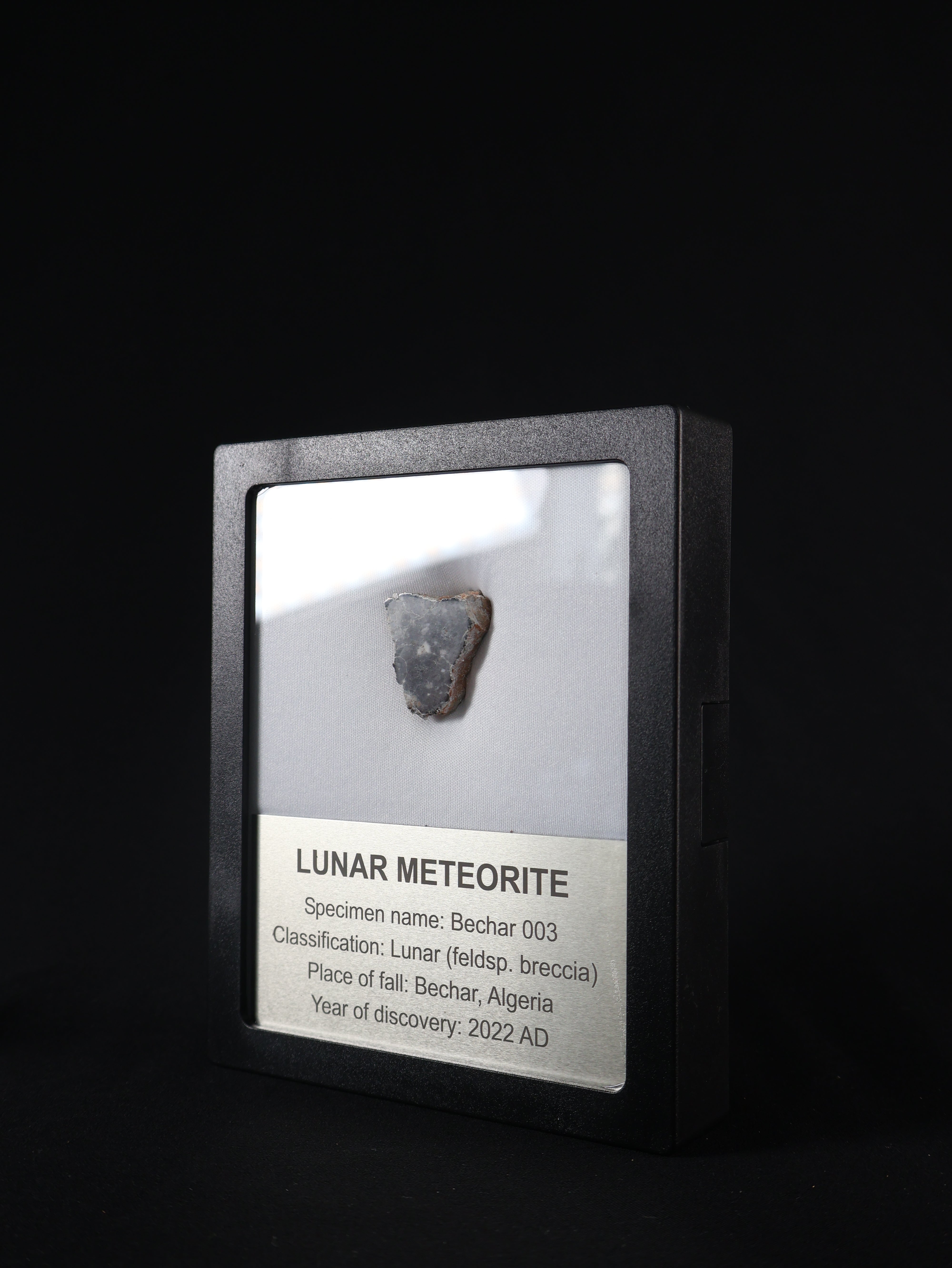 Lunar meteorite, Bechar 003, Algeria. 7,67 grams end-cut.