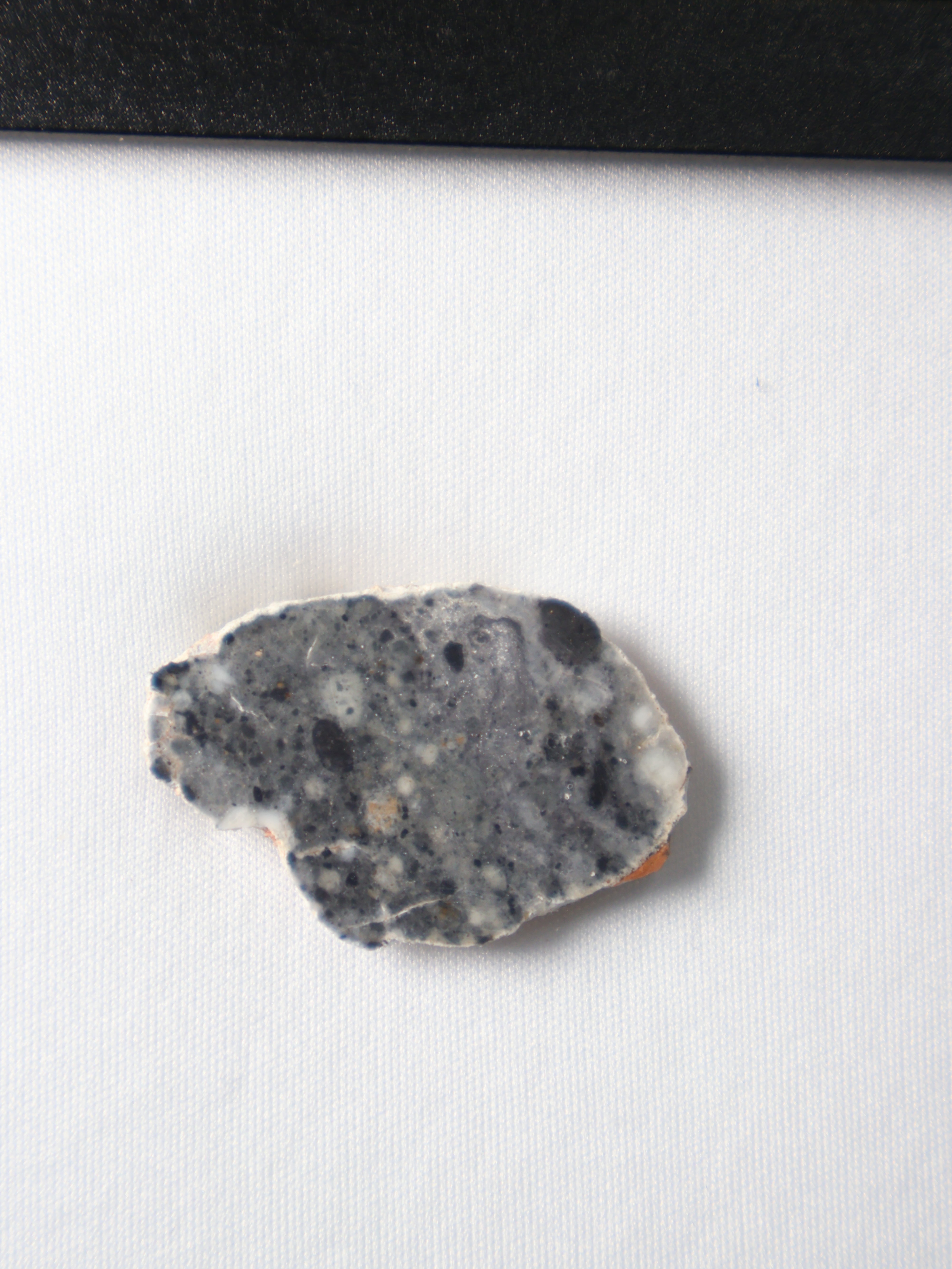 Lunar meteorite, Bechar 003, Algeria. 7,15 grams end-cut.