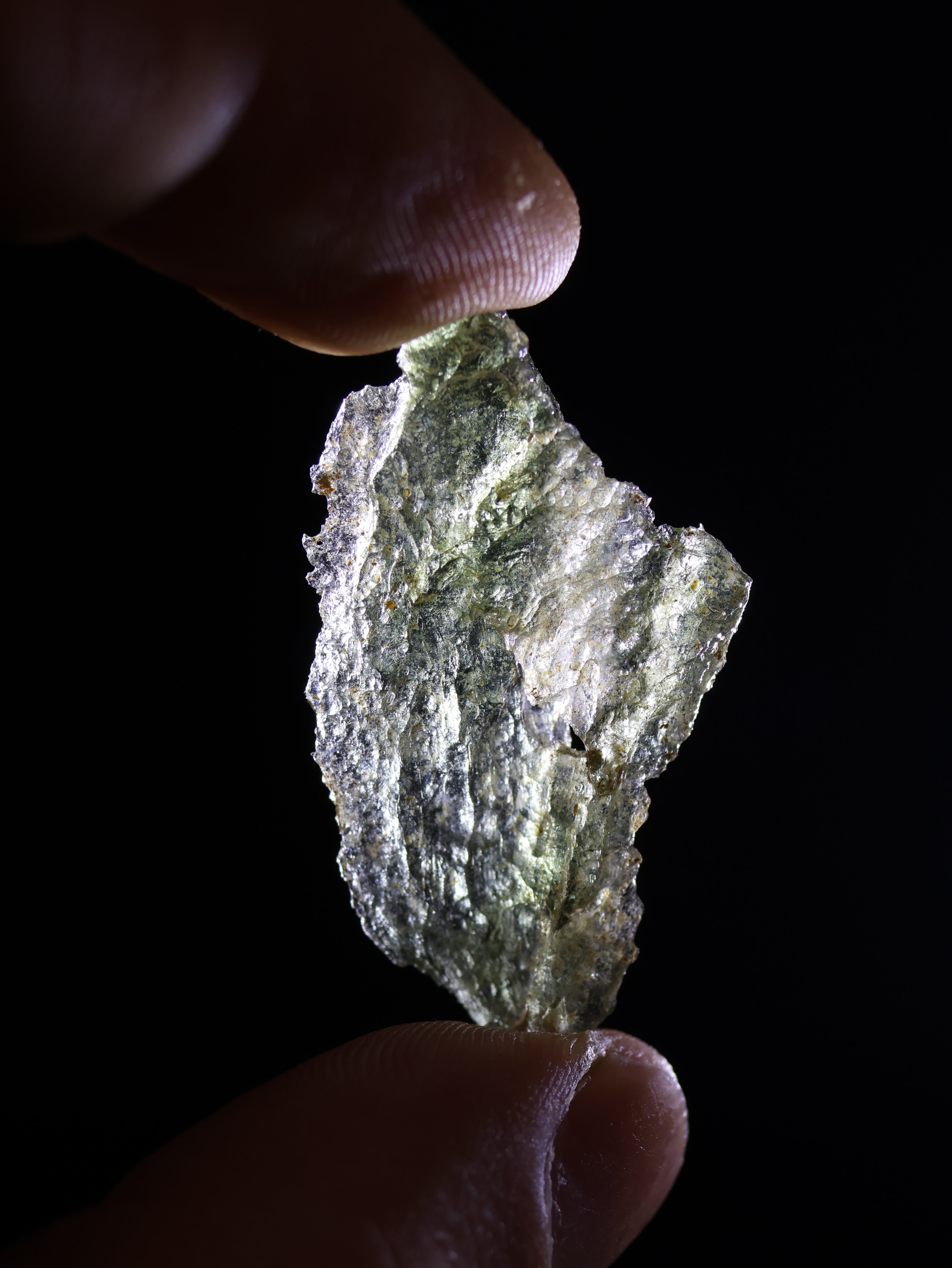 RAW MOLDAVITE, CZECH REPUBLIC. 2,54 GRAMS.