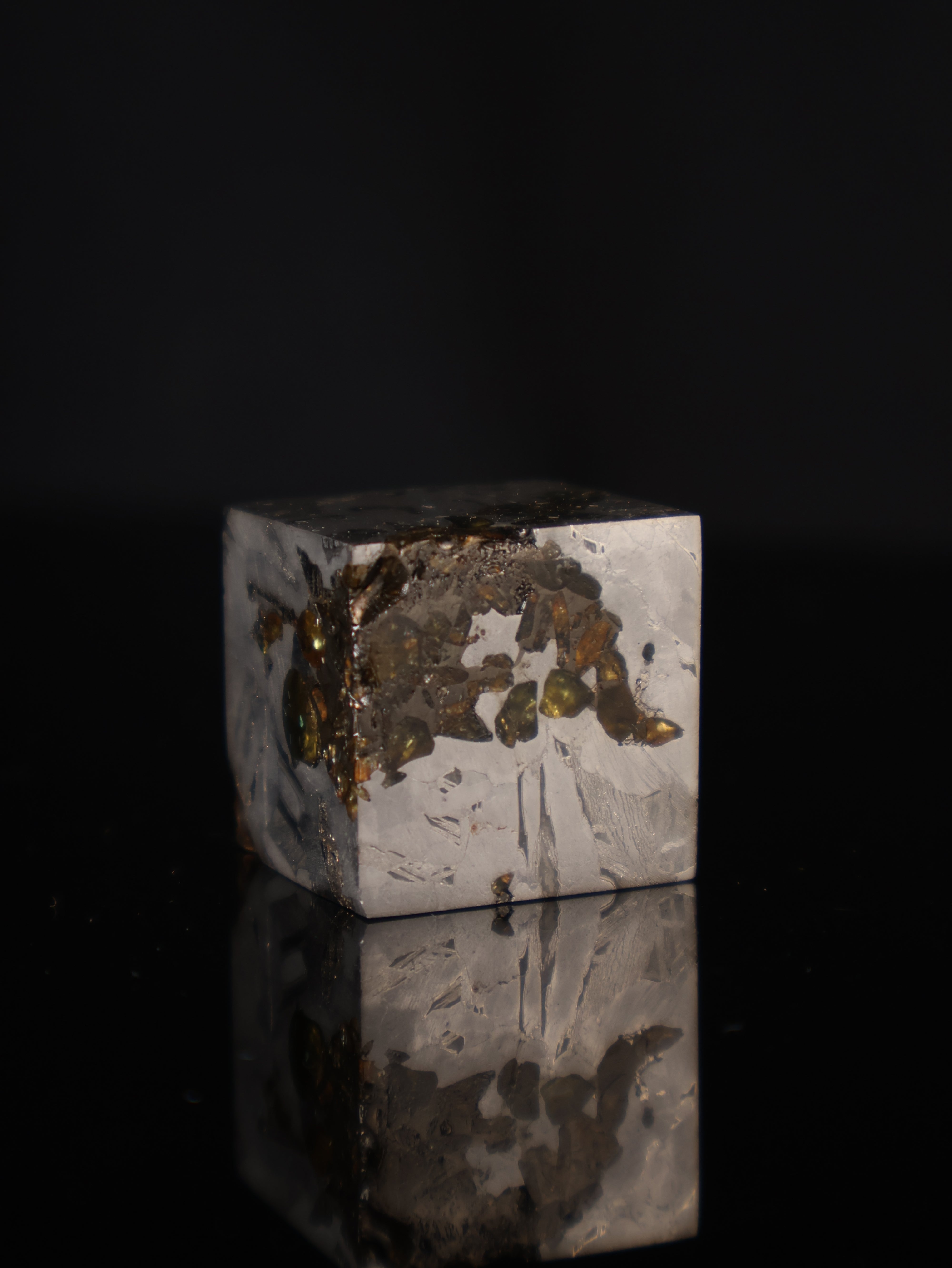 Seymchan meteorite cube, Pallasite from Russia.