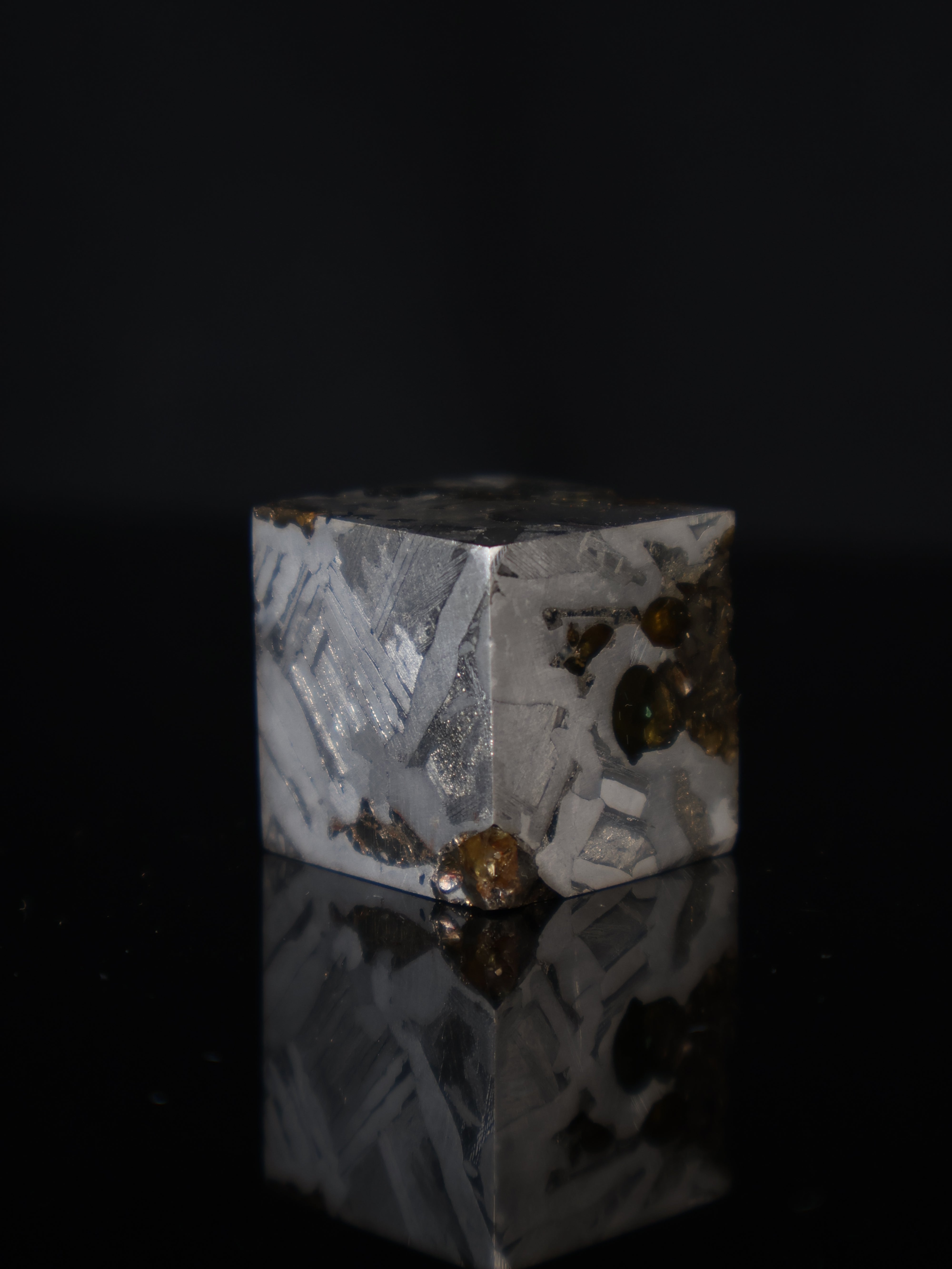 Seymchan meteorite cube, Pallasite from Russia.