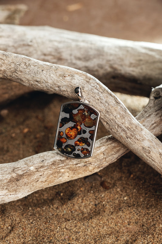 Authentic meteorite pendant, in the shape of a Dogtag, made with Sericho meteorite and silver 925. Genuine pallasite pendant