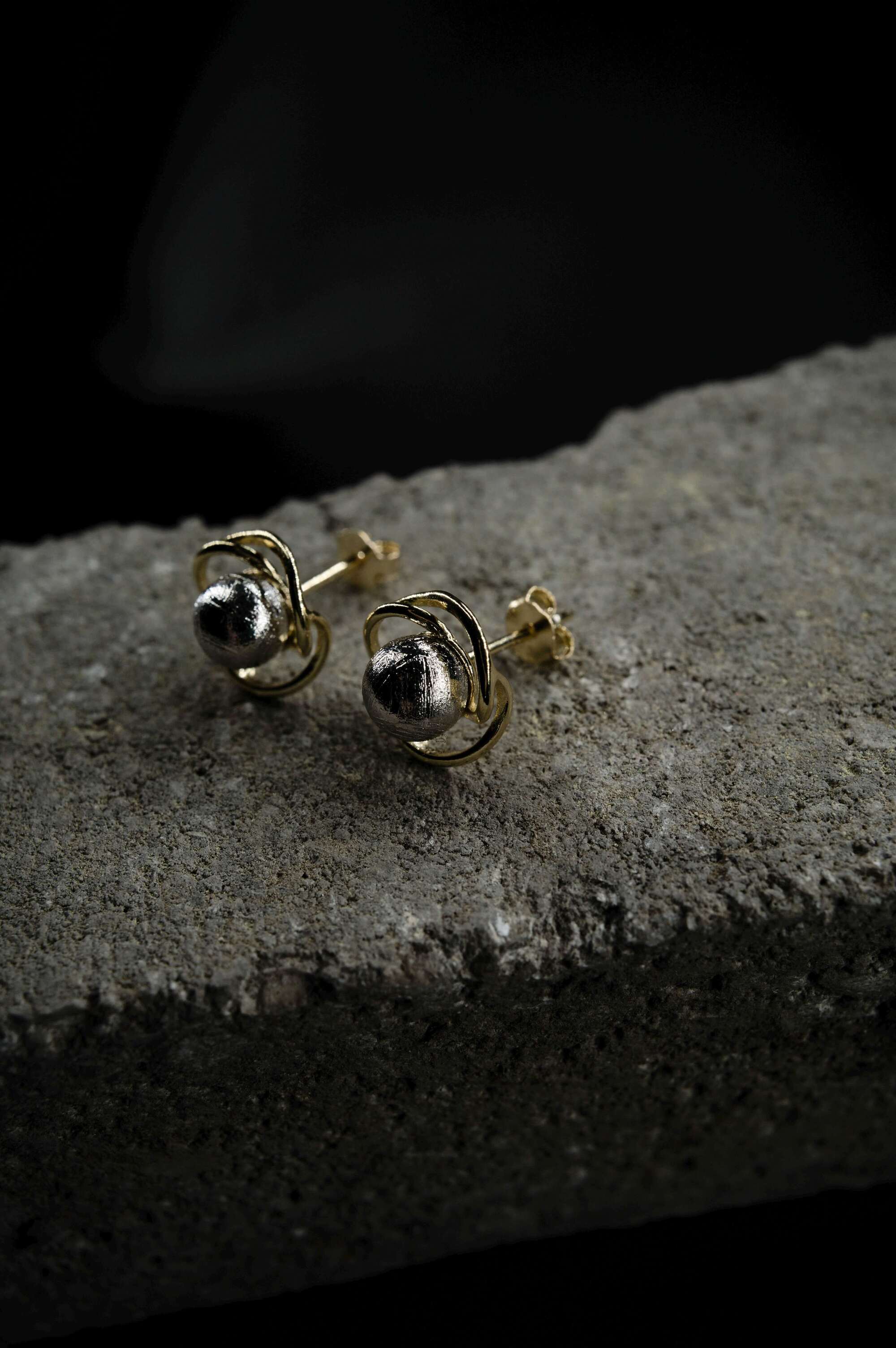 Muonionalusta meteorite "atom" earnings. Beautiful meteorite earring, made with authentic Muonionalusta meteorite, in silver 925 setting plated in gold.