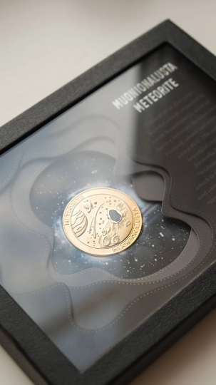 Muonionalusta meteorite coin in frame