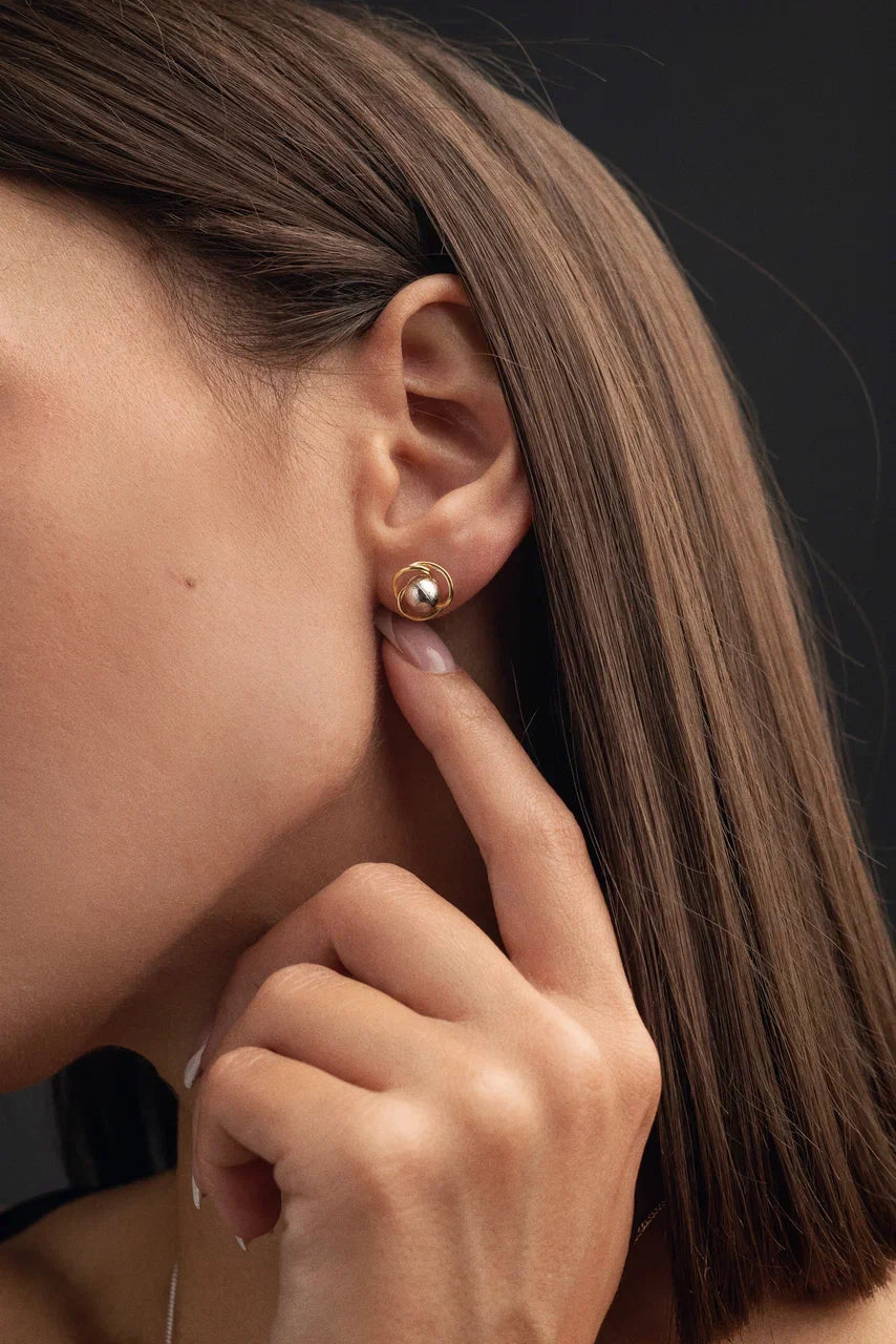 Beautiful meteorite earring, made with authentic Muonionalusta meteorite, in silver 925 setting plated in gold.