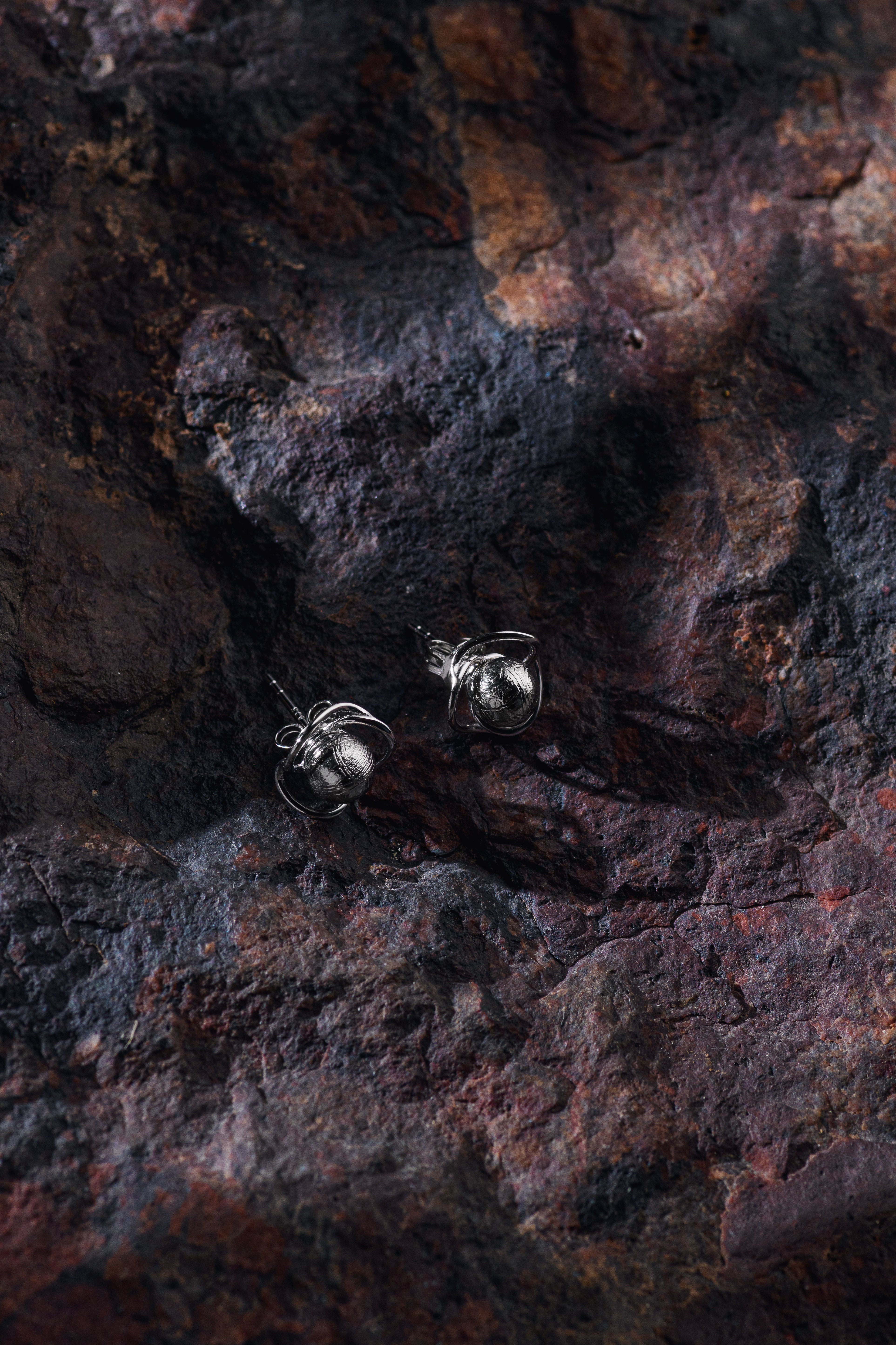Muonionalusta meteorite Atom earrings