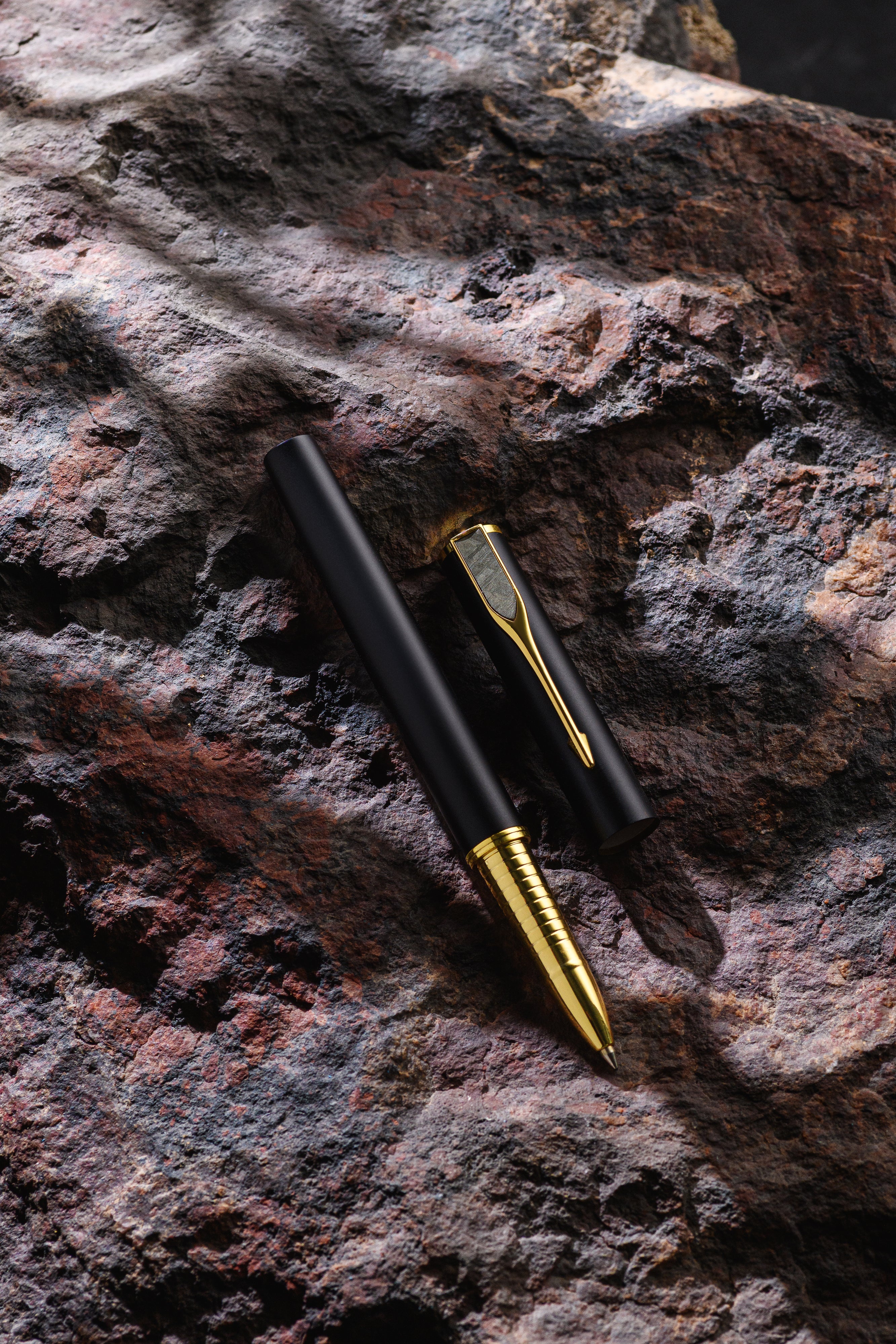 Muonionalusta meteorite PEN with Wood holder